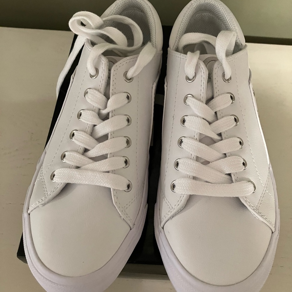NWT White Guess tennis shoes
